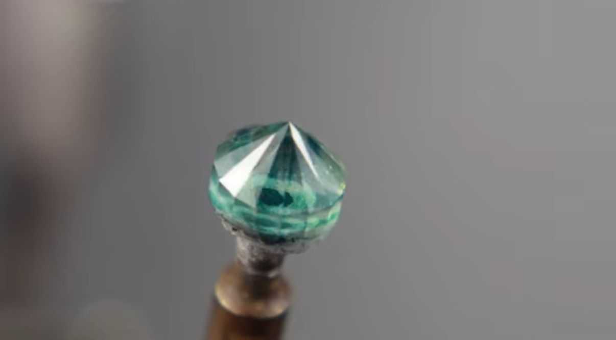 Faceted cutting on round shape